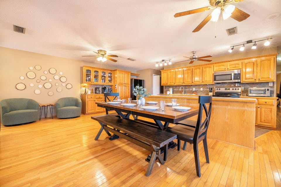 Laurel Mountain Lodge's inviting dining area