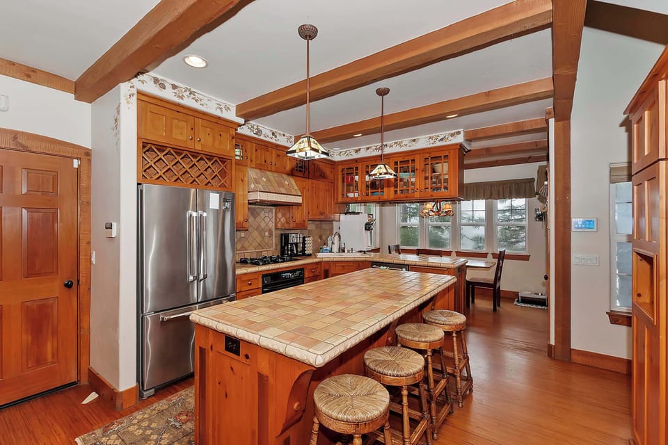Additional counter seating at the kitchen 