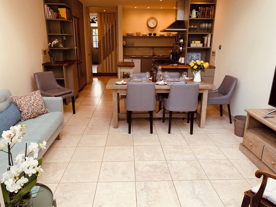 Fully equipped open plan living/dining/kitchen area