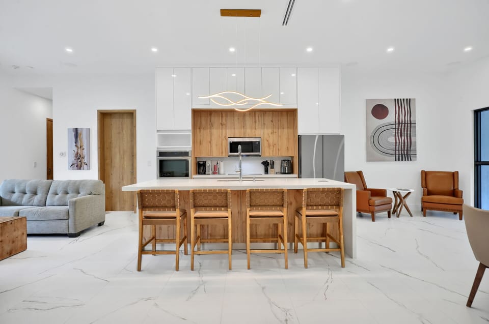 Modern Open Kitchen with Peninsula y Minibar
