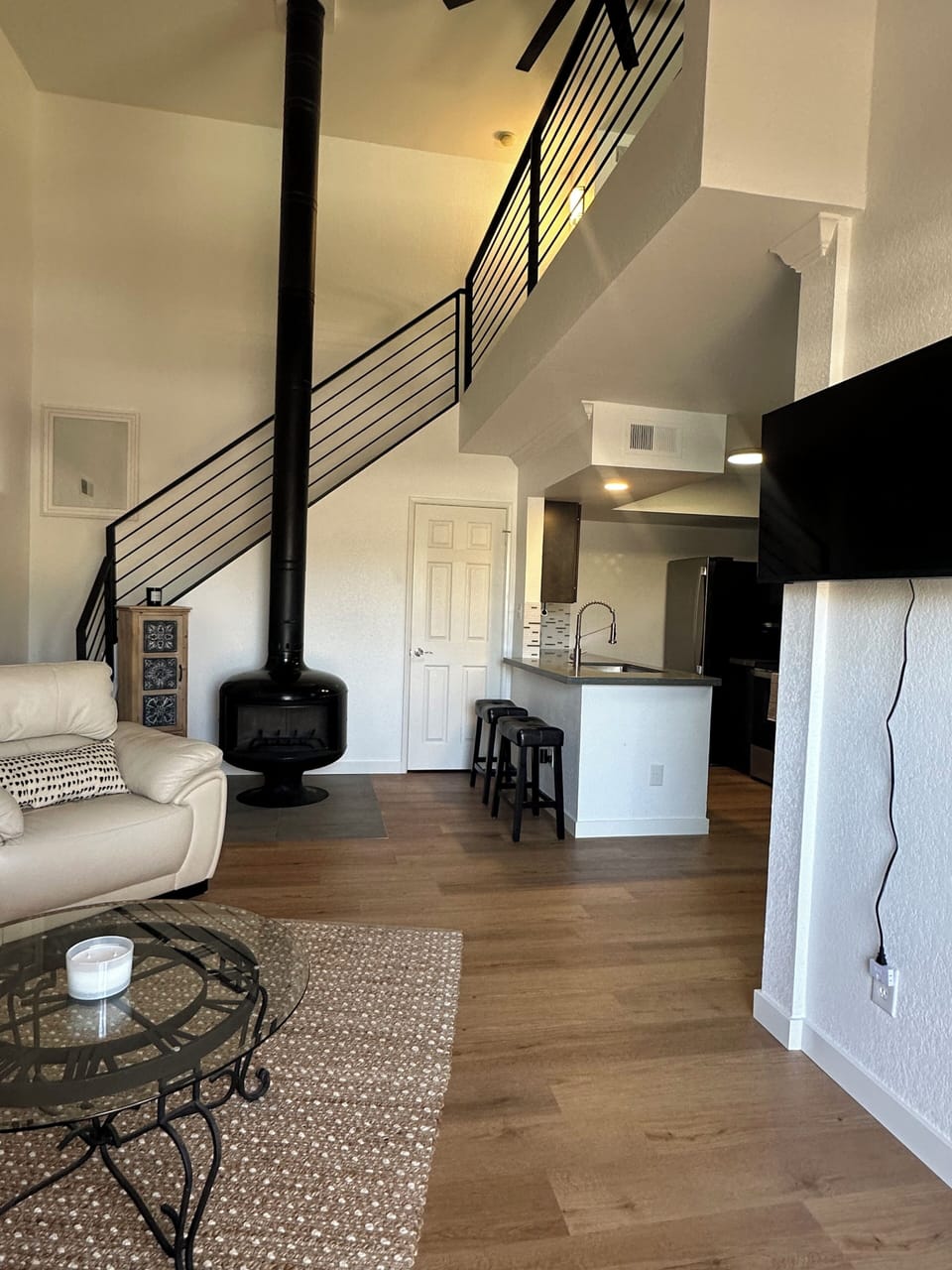 Fireplace, bar stools TV and wi-fi