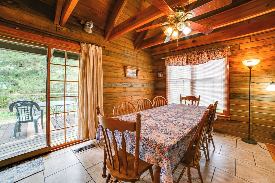Dining Area | Dishware/Flatware Provided | Main Level