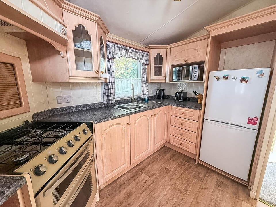 Prepare delicious meals with ease using the kitchen amenities before sinking into a comfortable sofa to unwind after a day by the Hunstanton seaside.
