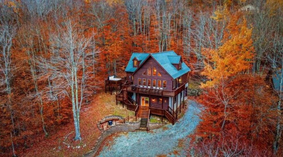 Perfect getaway for multi generational family King beds, hot tub, firepit, games