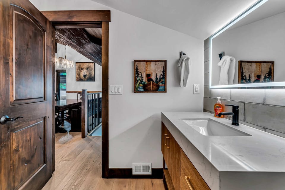 Half bathroom: Upper floor