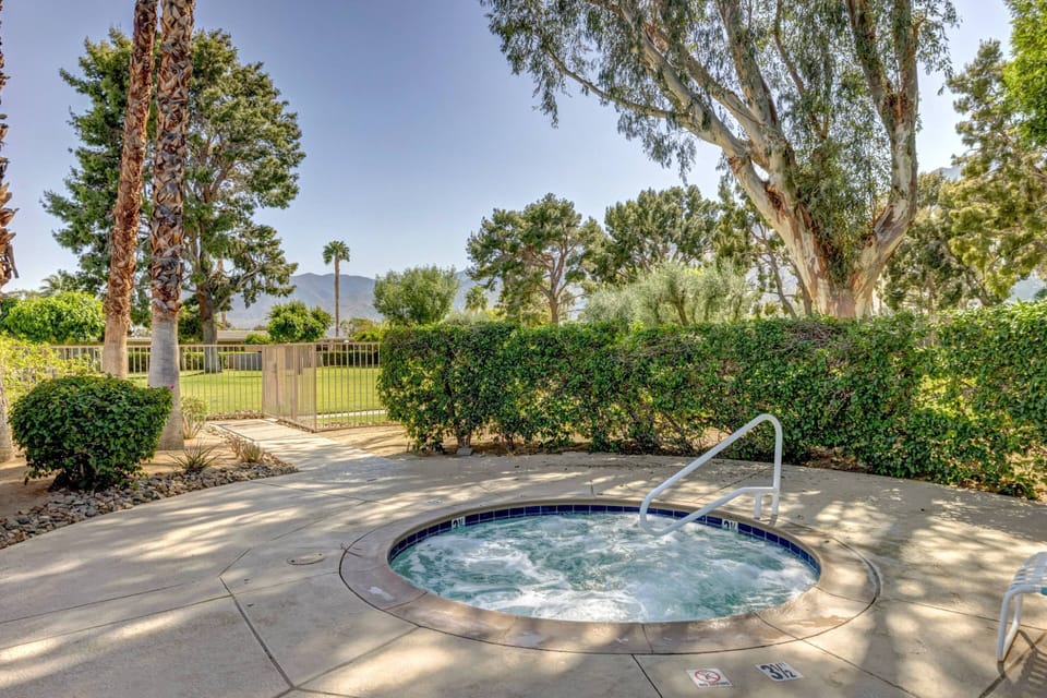 Communal Hot Tub Short Walking Distance