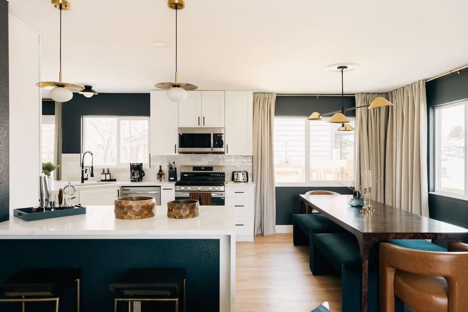 Stunning, fully stocked kitchen and dining room