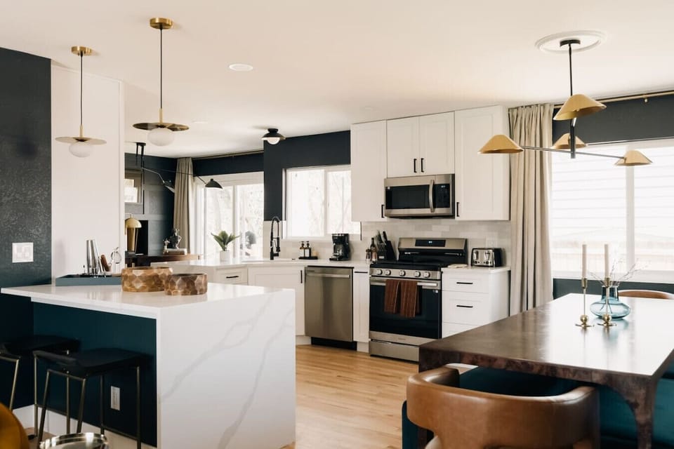 Stunning, fully stocked kitchen with designer finishes