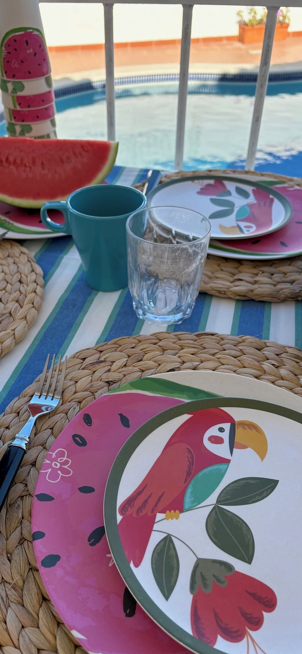 Outdoor dining poolside 