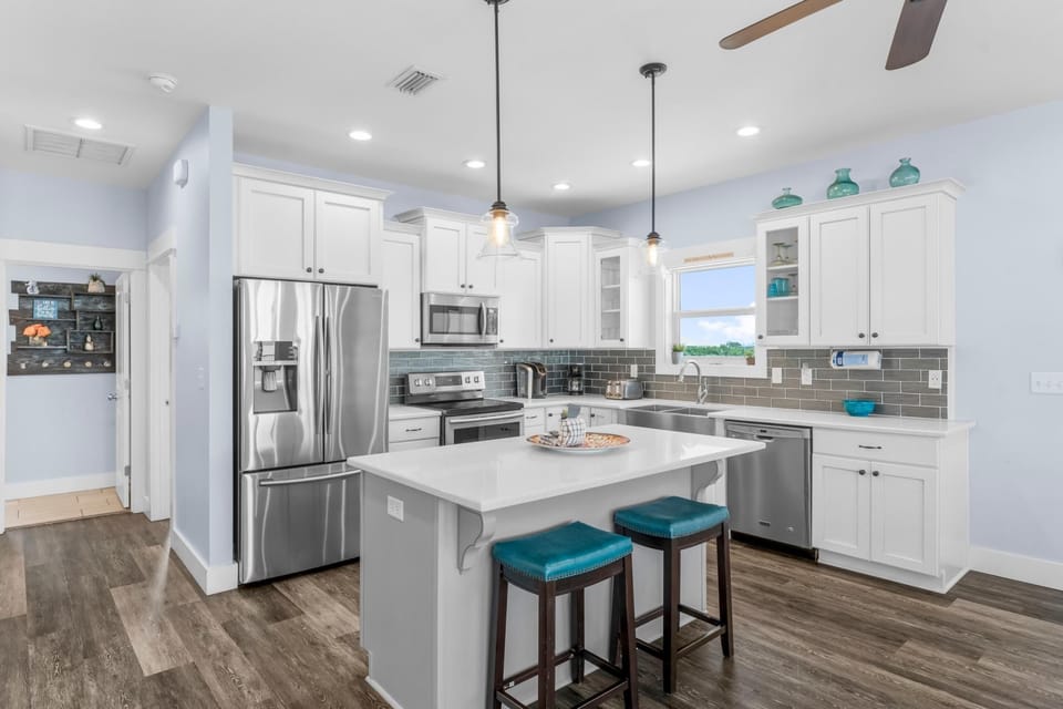 Kitchen with Breakfast Bar