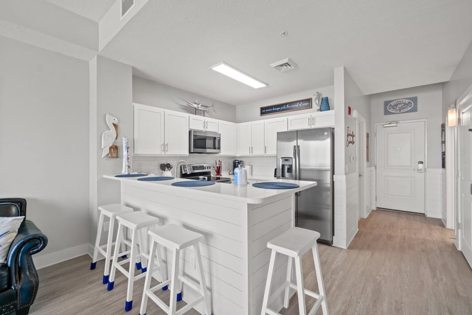 Kitchen with Breakfast Bar
