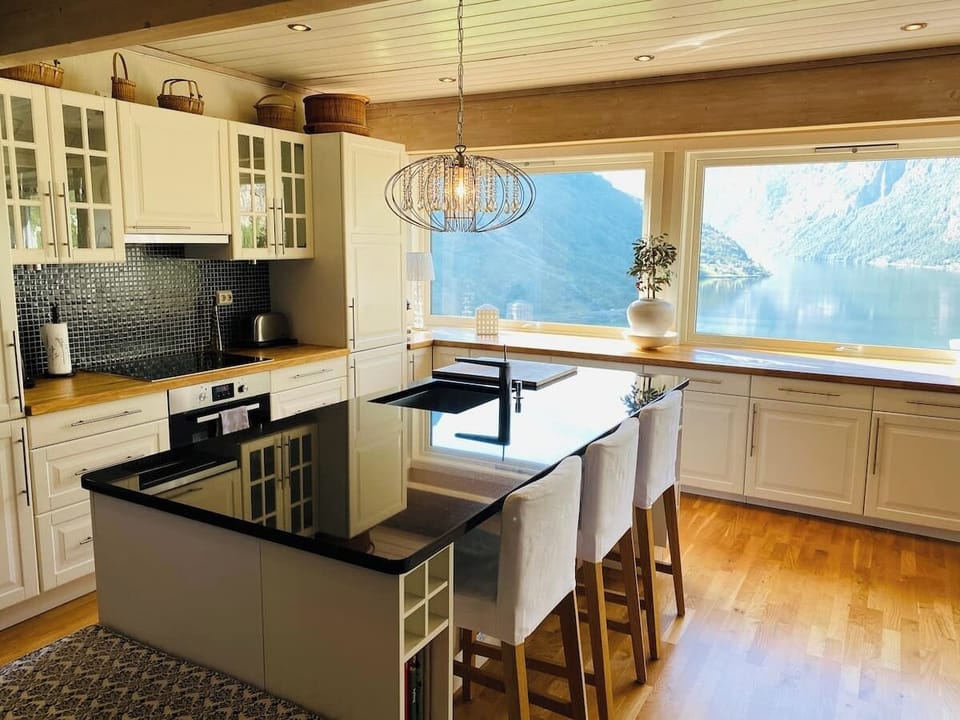 Kitchen with island 