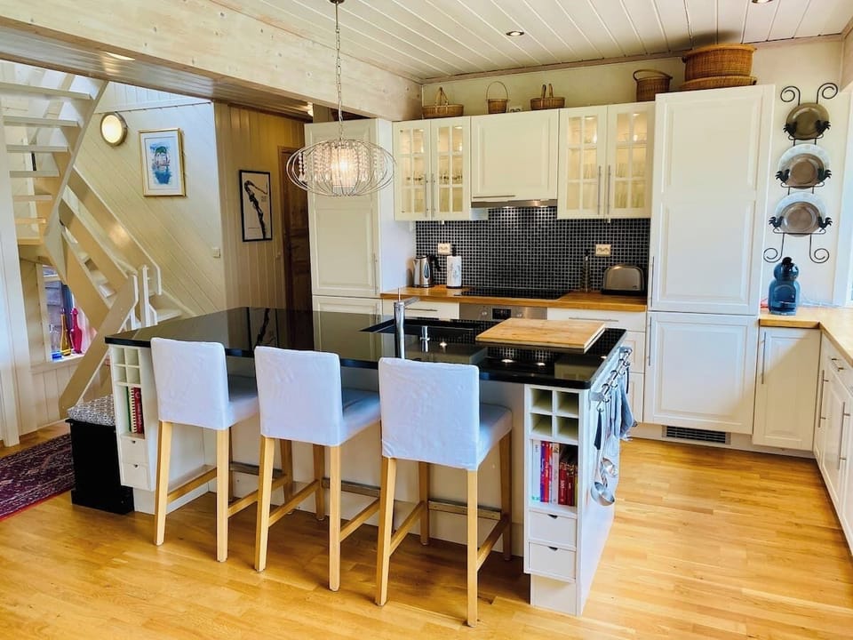 Kitchen with island 