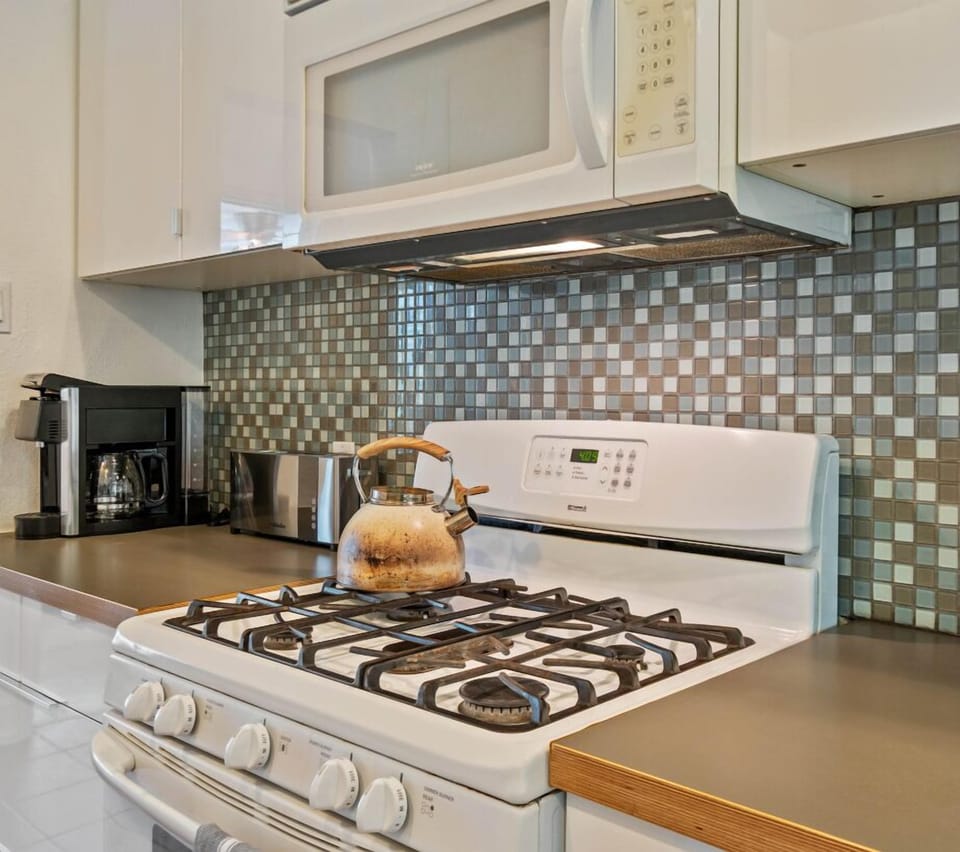 The stage for culinary masterpieces (or quick coffee rinses 😉). This kitchen has you covered!