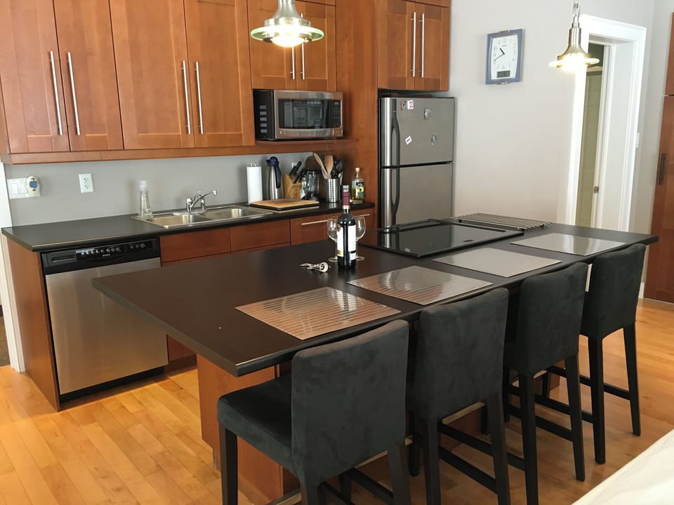 Fully equipped kitchen, breakfast bar and supplies