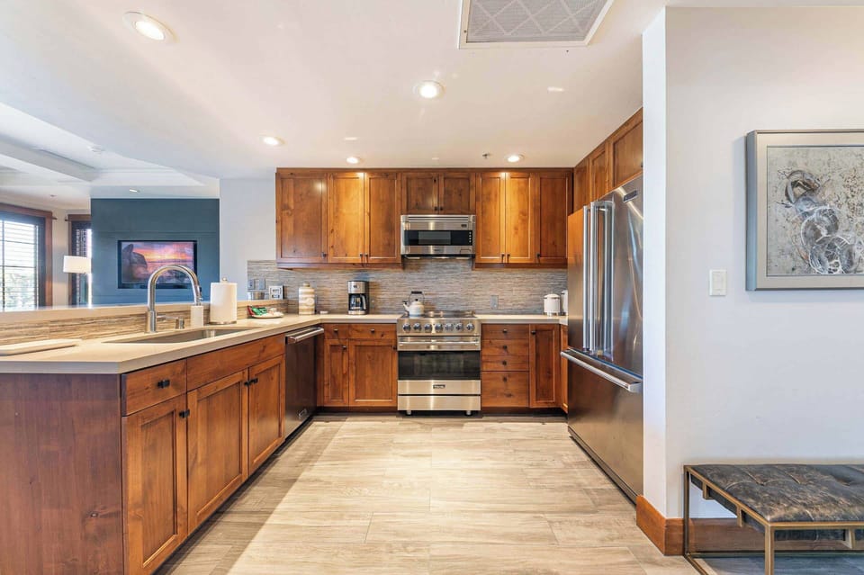 4001 Northstar Dr Unit 302-print-004-010-Interior-3361x2240-300dpi