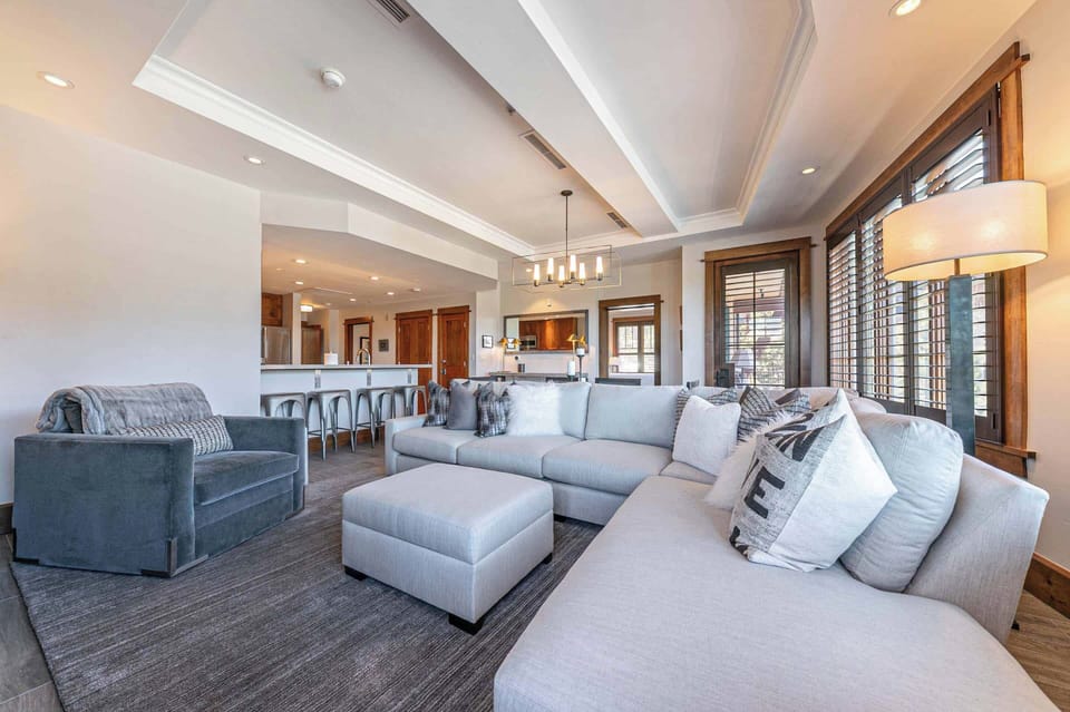 4001 Northstar Dr Unit 302-print-011-015-Interior-3308x2204-300dpi