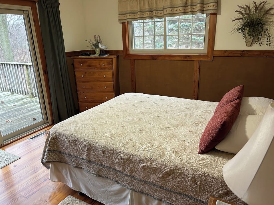 Bedroom 3
Queen
