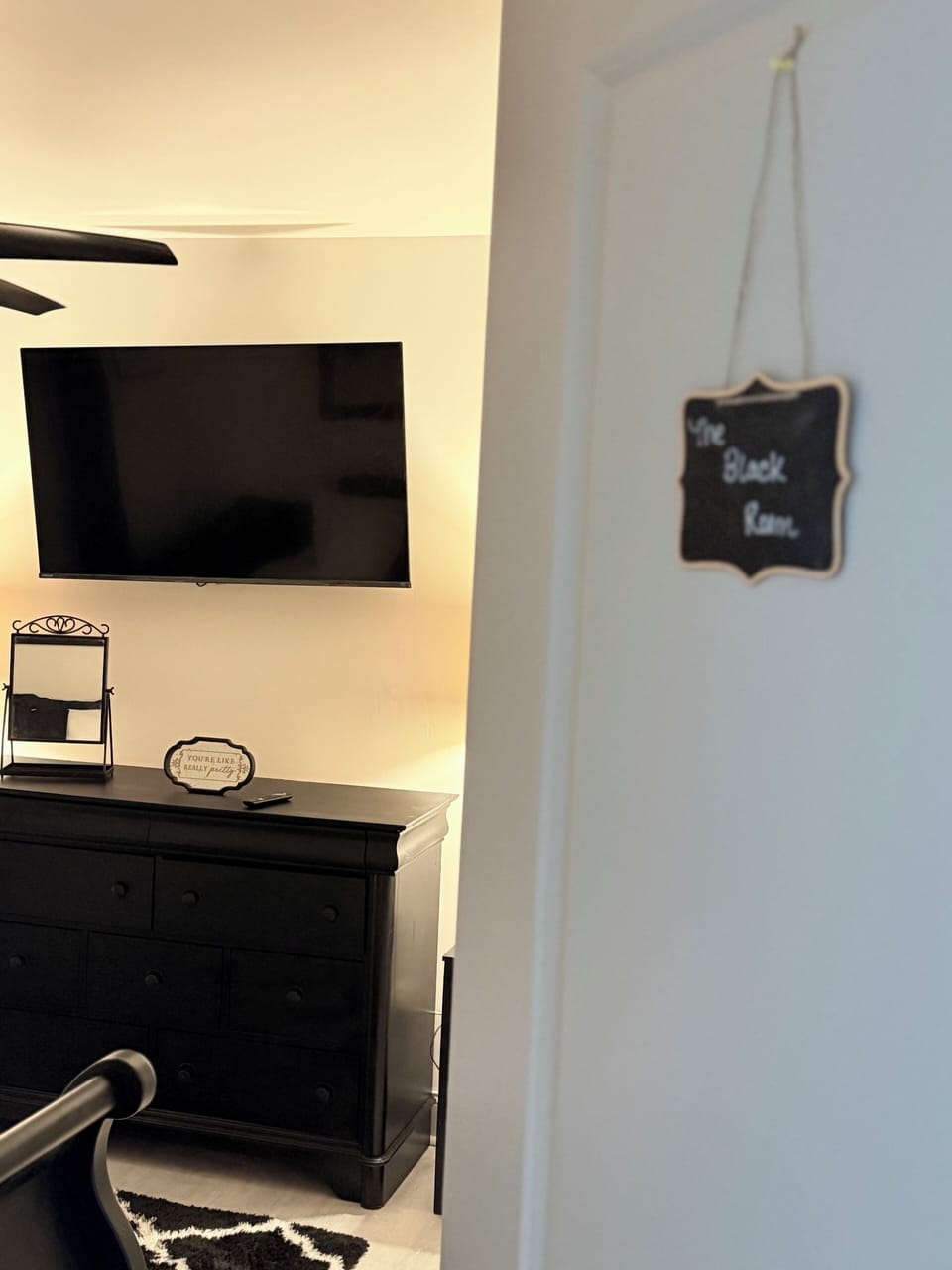 Black room: Day bed with pullout trundle, has 2 standard twin beds.