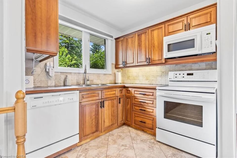 Fully equipped kitchen (2)