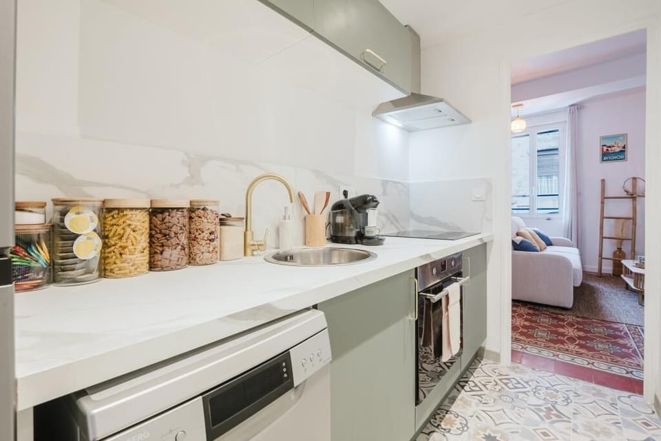 Cuisine toute équipée idéale pour des repas à deux ou entre amis.