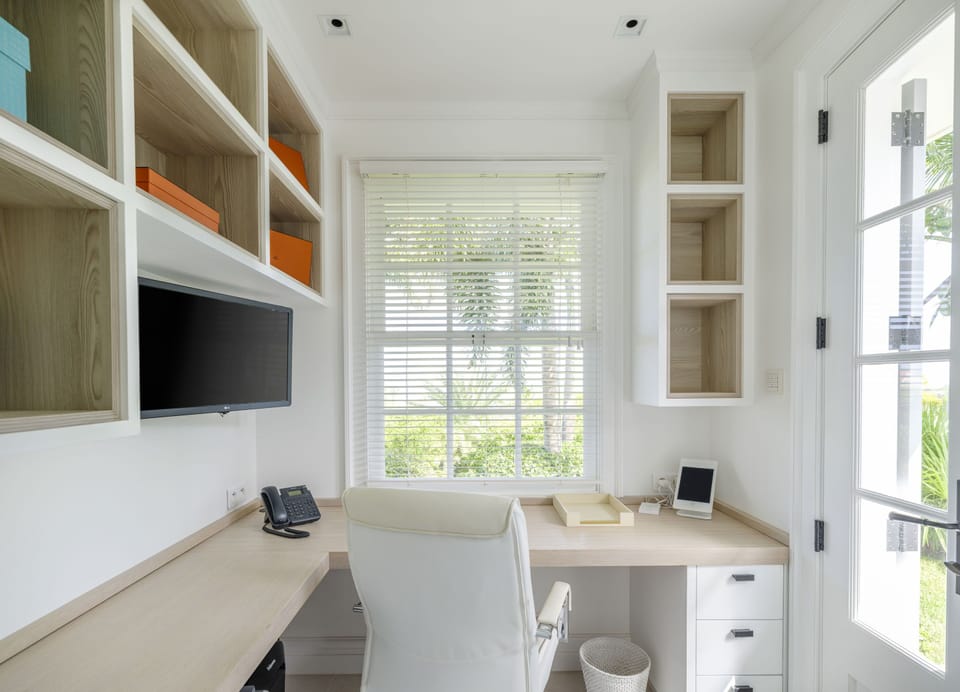 King size bed, air conditioning, ceiling fan, HD-TV, dish network, safe, dressing room. Ensuite bathroom with indoor Italian shower, double sink, bathtub, hair dryer, towels and beach towels. Private terrace and ocean view. 
