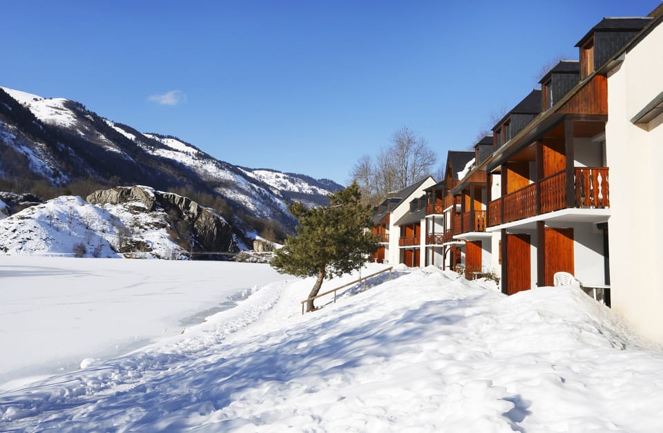 Situated right on the shores of Lake Génos, there is something for everyone at this residence.