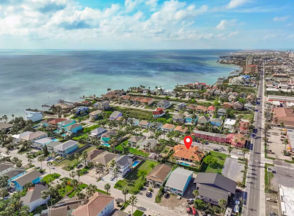 Bird's-eye view of the home and surrounding area