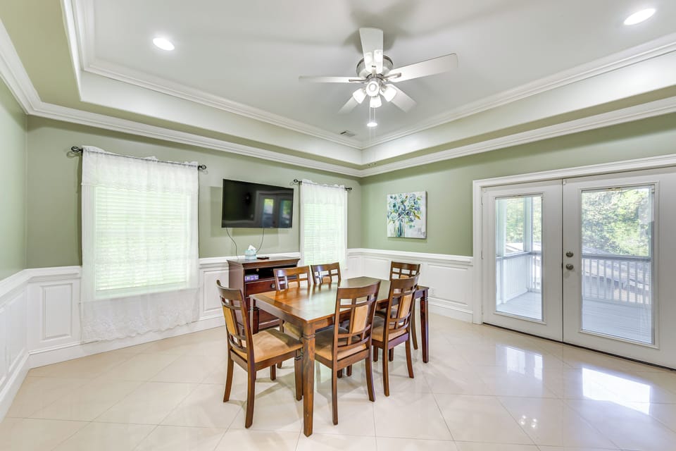 Dining Room | 1st Floor | Smart TV