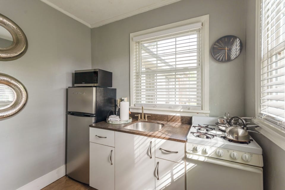 Kitchen | Keurig Coffee Maker | Free WiFi | Central Air Conditioning/Heat