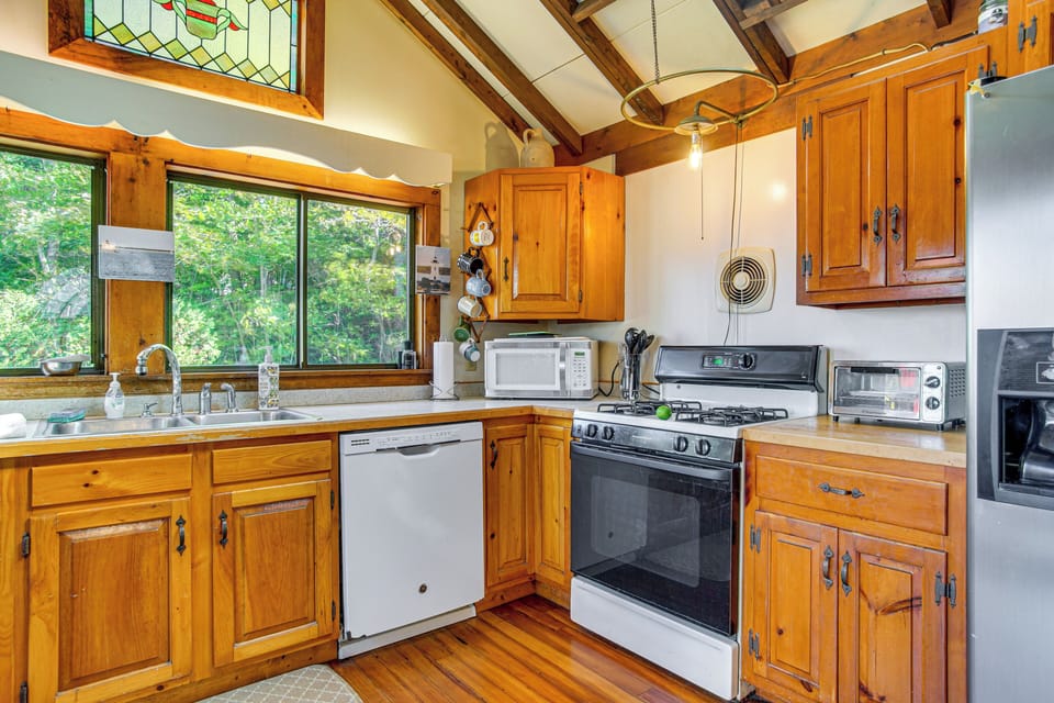Kitchen | Main Level | Dishwasher | Drip & Keurig Coffee Makers