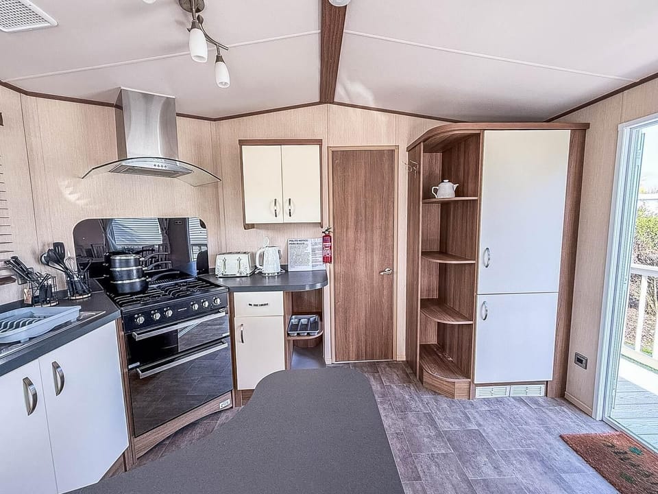 The caravan kitchen in our 8 berth caravans is perfect for preparing meals during your stay at Southview Holiday Park.