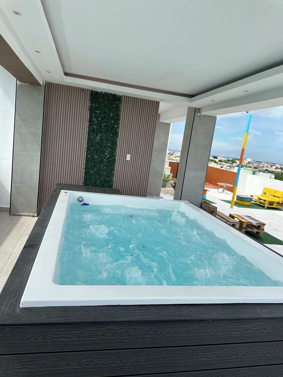 Outdoor spa tub