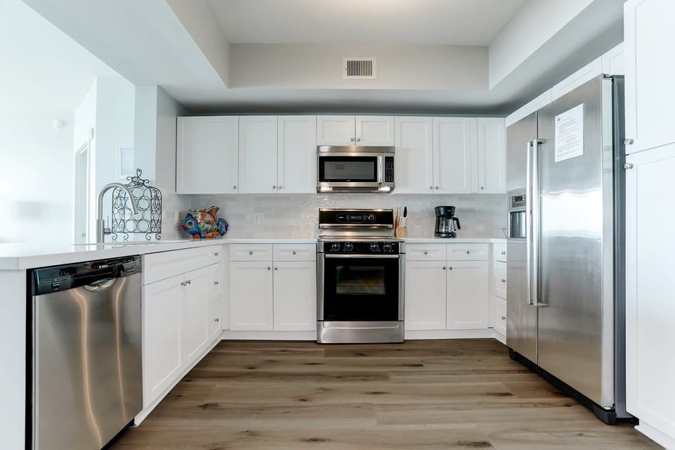 Fully stocked (hand mixer,  blender, plus standard pots, pans, baking sheets, mixing bowls, cutting boards and measuring cups and spoons. Naturally has ample dishware, silverware, glassware as well) and ready for your Galveston beachfront stay!