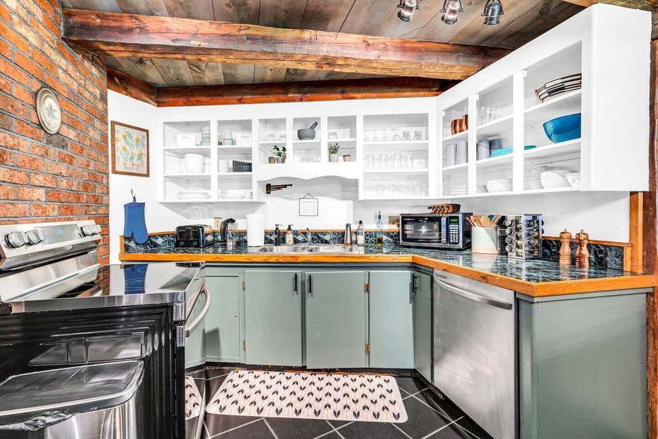 Unleash your culinary creativity in our fully equipped kitchen, complete with updated appliances. Prepare delicious meals with ease and enjoy the convenience of a modern, functional space. Embrace the joy of cooking during your stay with us.