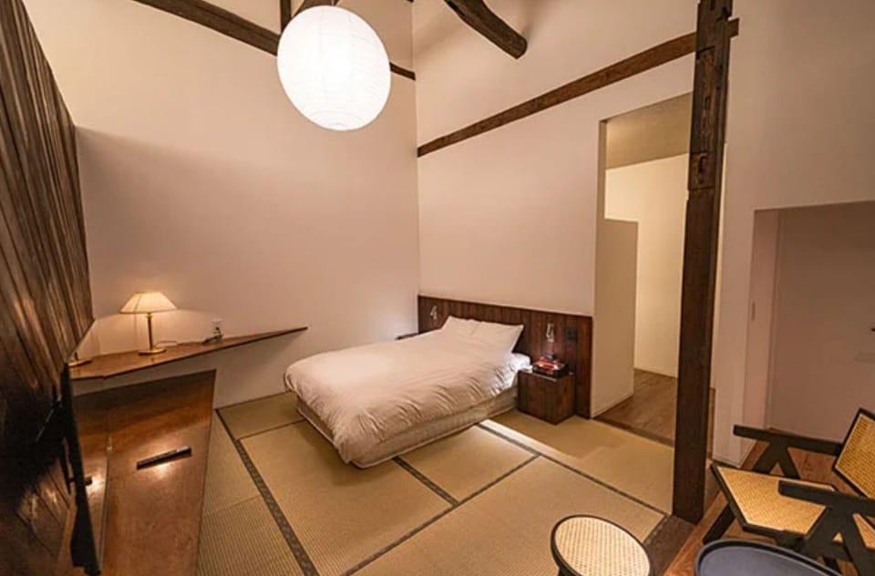 Although it's not large, this room is nice.