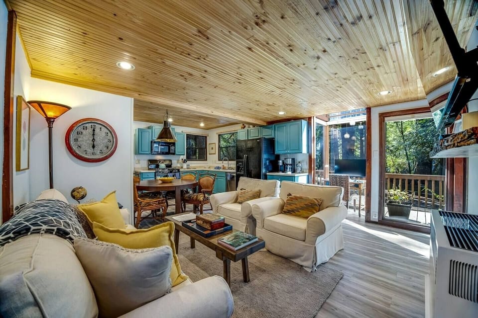 Forest views and open layout—easy spot to kick back. 