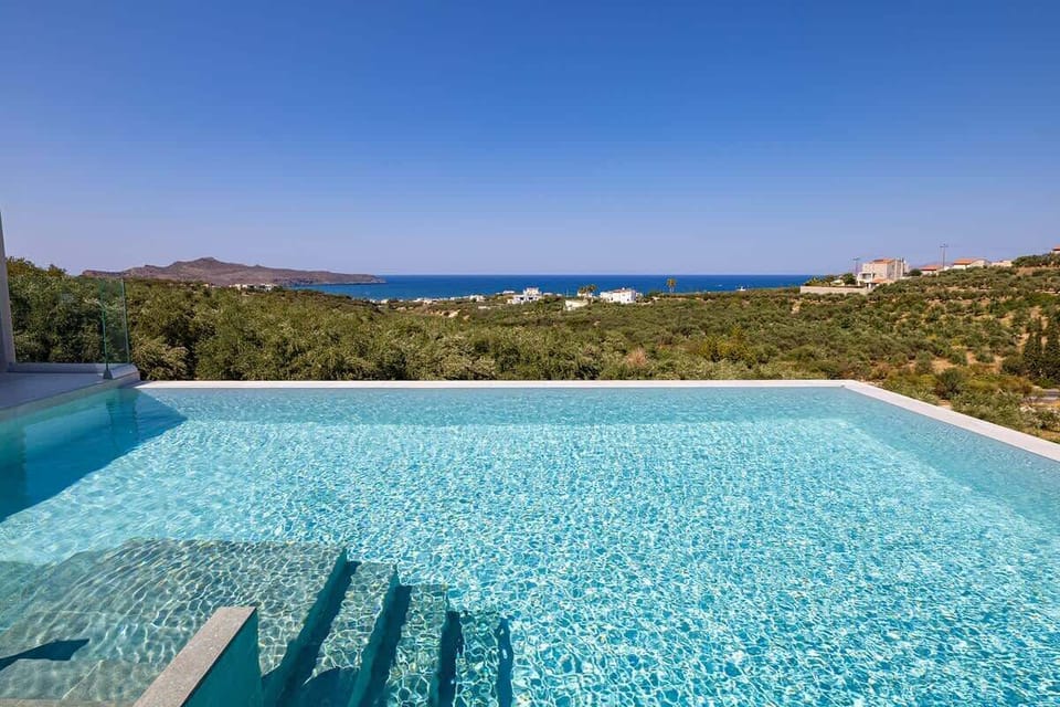 Exclusive Pool with Seamless Jacuzzi Spot