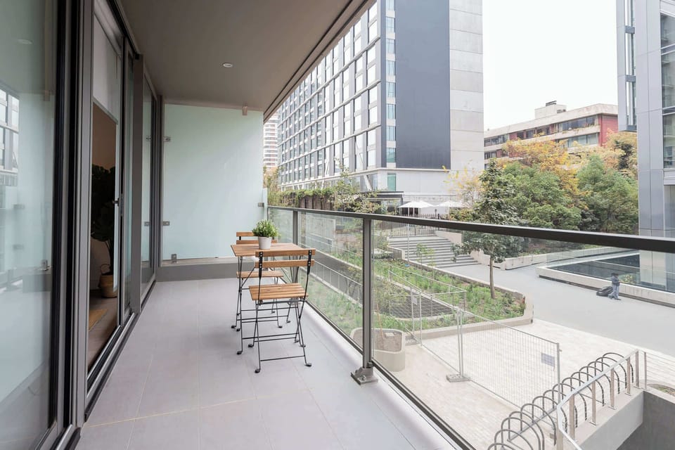 Connect with the cityscape. Our terrace: your stylish outdoor living room.