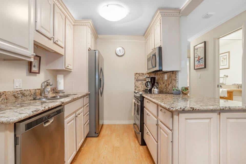 Fully Equipped Kitchen with Dining Room Table