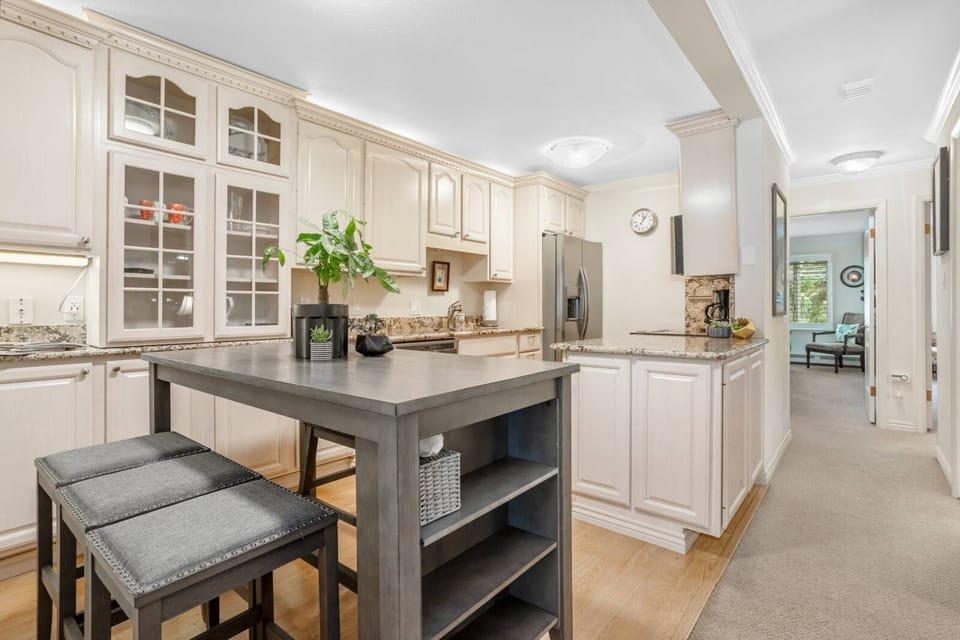 Fully Equipped Kitchen with Dining Room Table