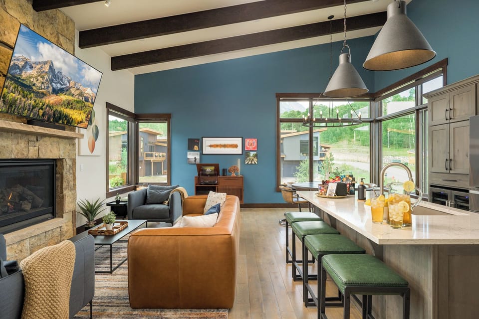 The Great Room — Vaulted ceilings, premium furnishings, and natural light create a grand yet welcoming retreat. 🏡☀️