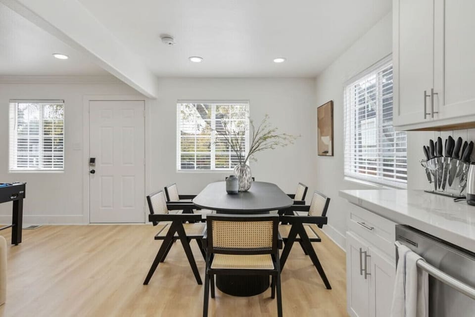 Enjoy meals with a view 🍽️✨ Our dining table is perfectly positioned to take in the beautiful kitchen and create the ideal setting for every gathering.