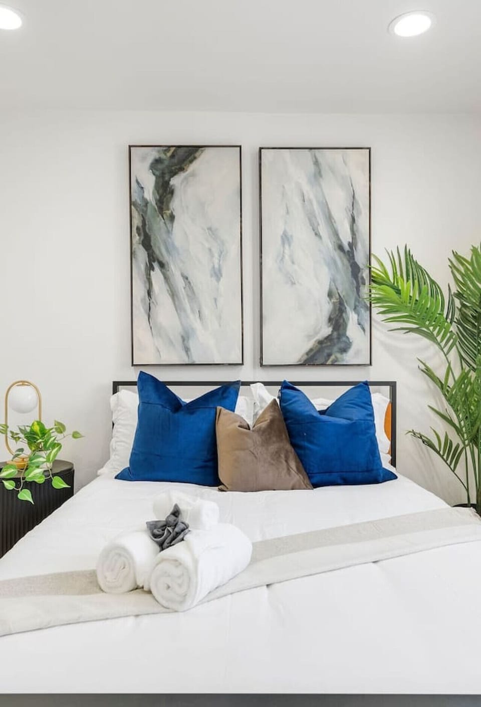 Fresh, inviting, and ready for a good night’s sleep ✨ This clean and comfortable bed is the perfect place to rest and recharge.