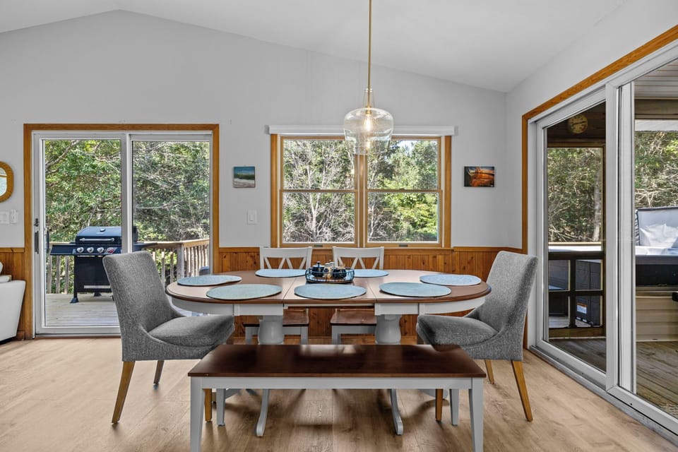 Great dining table for gatherings & celebrations.
