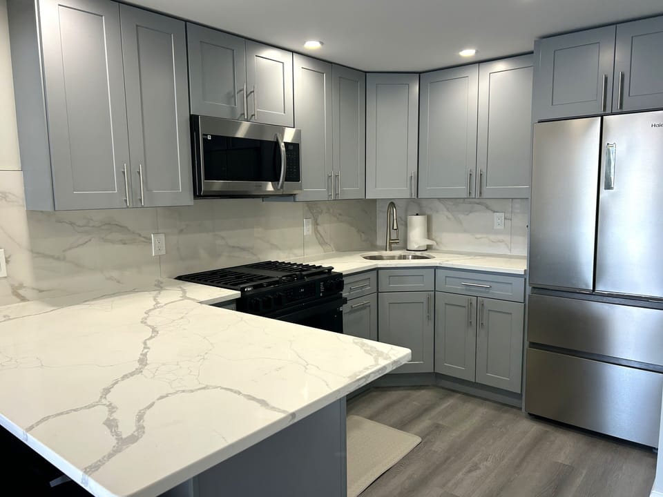 Kitchen: all Stainless Steel appliances