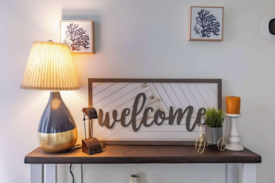 This charming welcome sign says it all — you’re home ✨