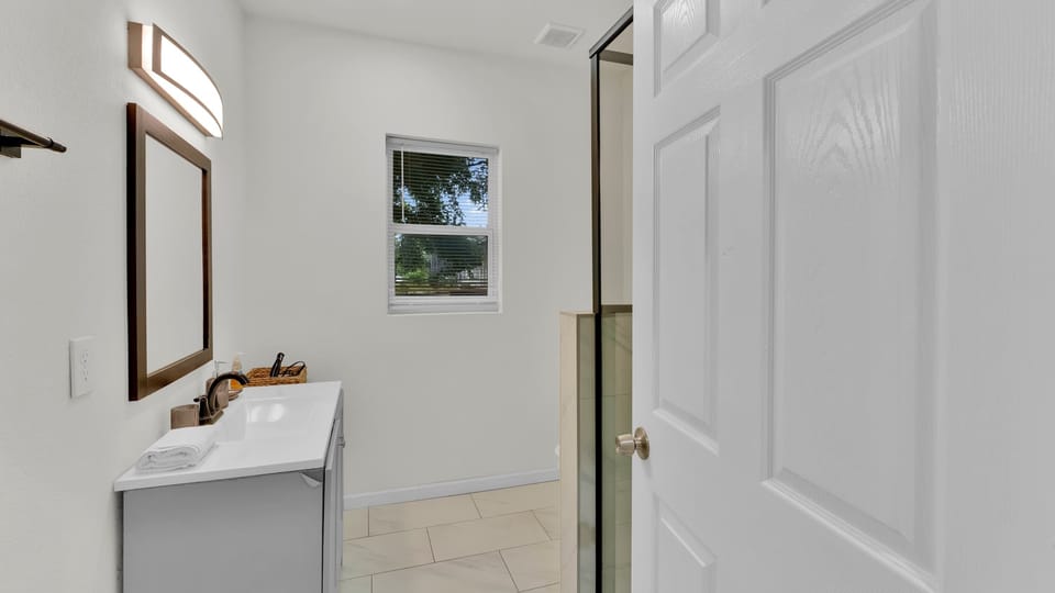 Full Bathroom 1