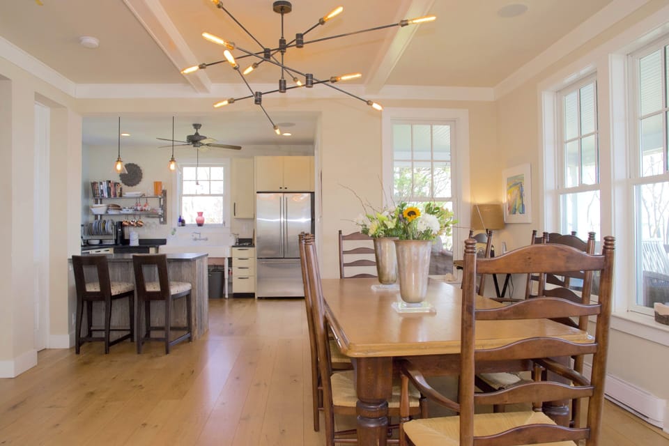 Open plan dining & kitchen