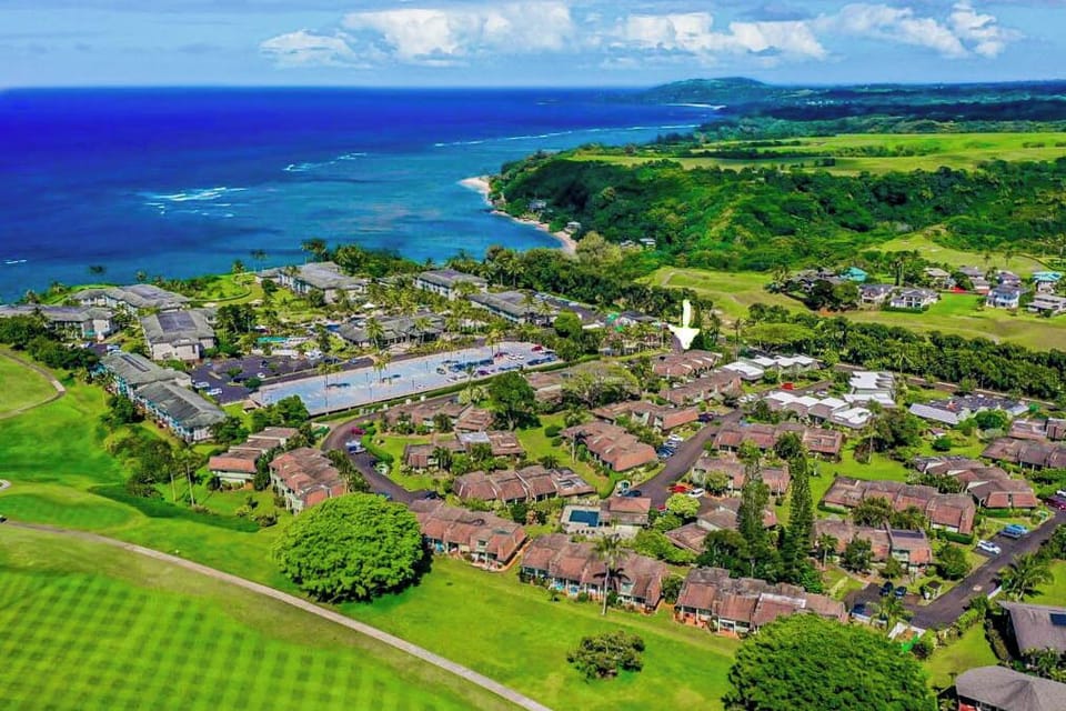 Amazing location above Anini Beach, and near the Princeville shops!